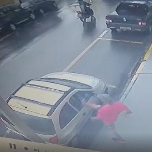 REGIÃO: Dois são presos e menor é detido após estourar vidro de carro e furtar 10 bonecas