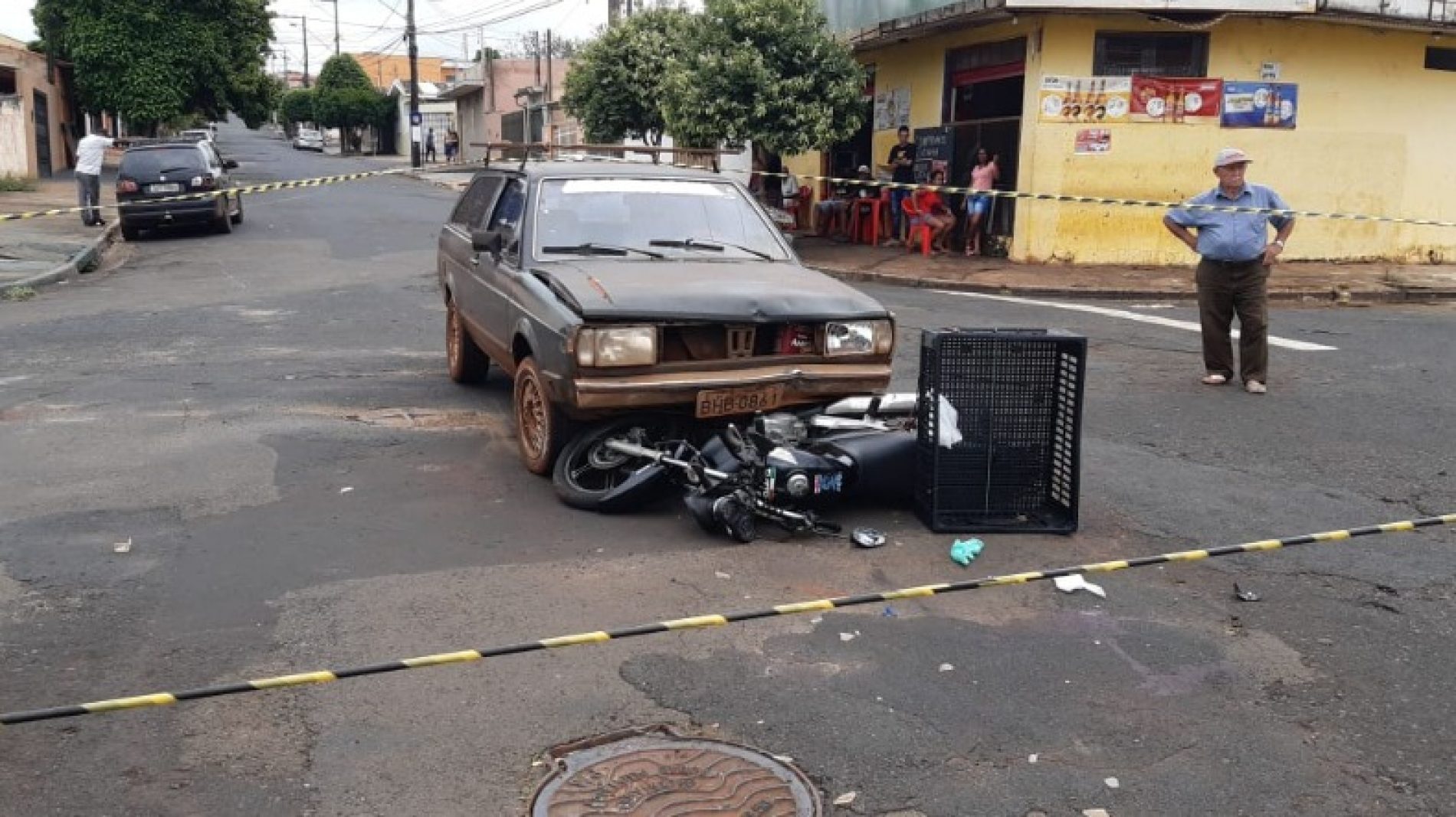 REGIÃO: Motorista vira na contramão e deixa motociclista em estado grave