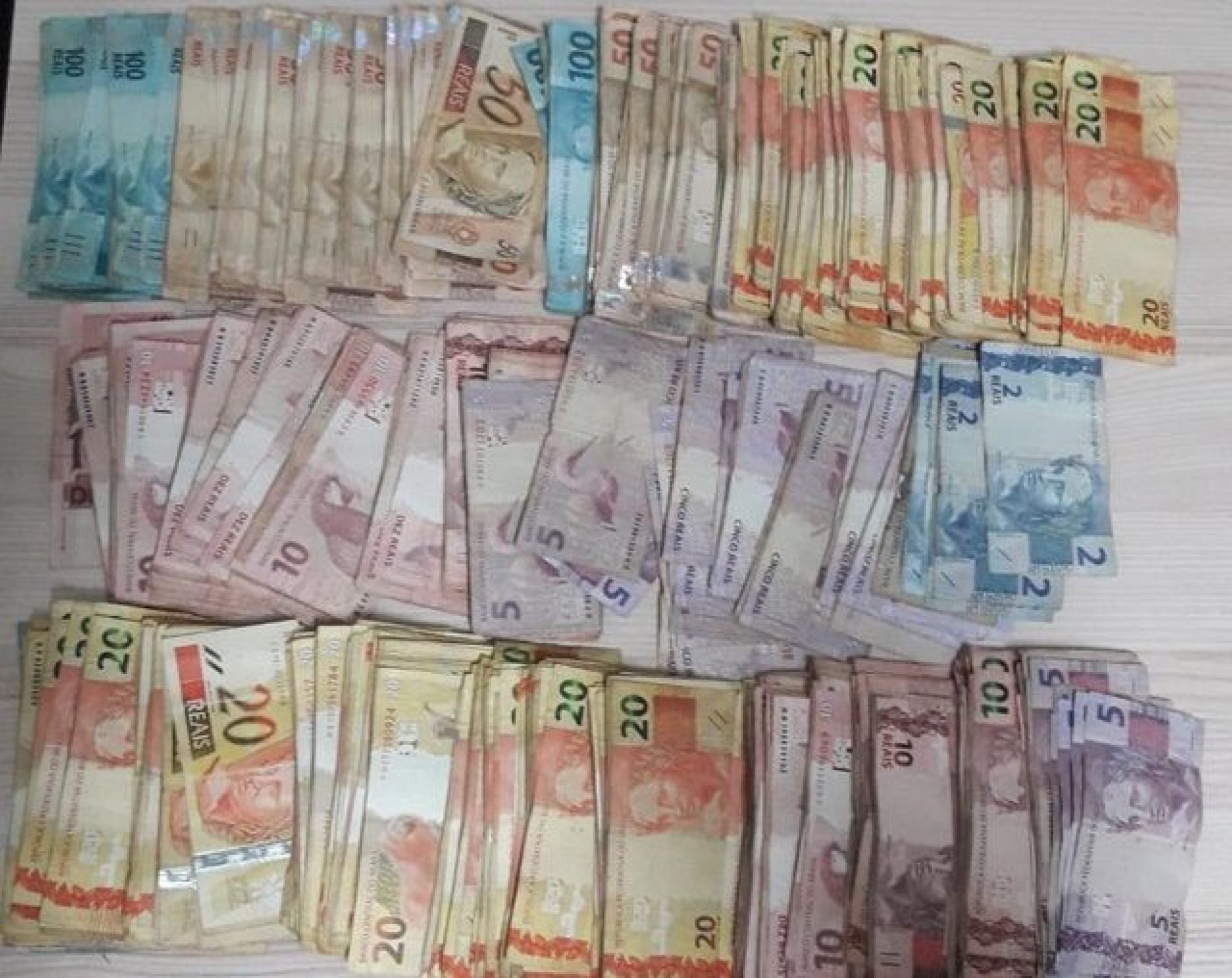 REGIÃO: Homem é preso com droga e mais de R$ 31 mil em dinheiro escondidos em casa