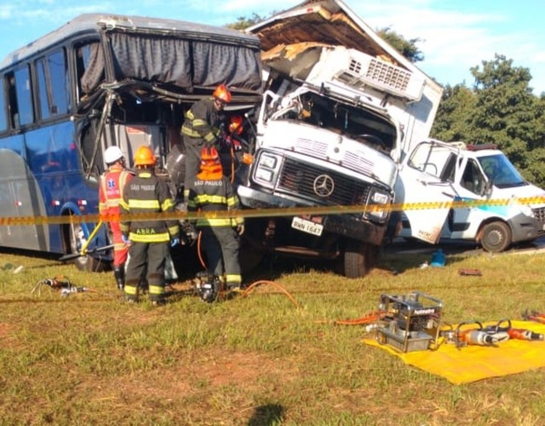 REGIÃO: Ônibus com trabalhadores bate em caminhão na BR-153
