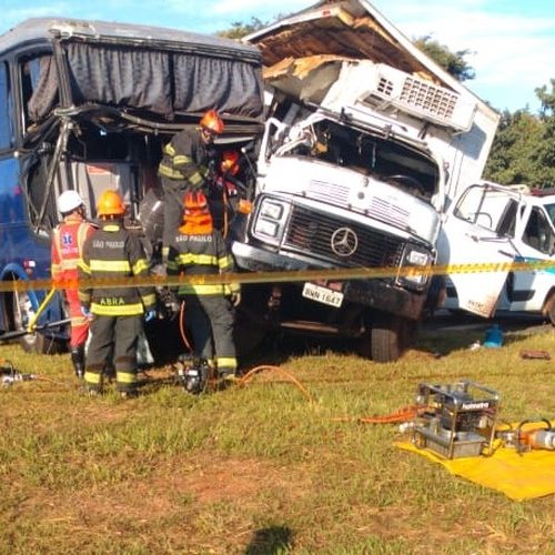REGIÃO: Ônibus com trabalhadores bate em caminhão na BR-153