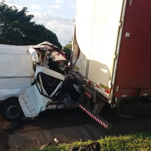 REGIÃO: Mãe e filho morrem em batida entre ambulância e caminhão