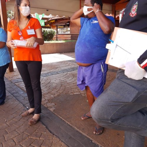 BARRETOS: População de rua recebe orientações, máscaras e álcool em gel na prevenção ao coronavírus