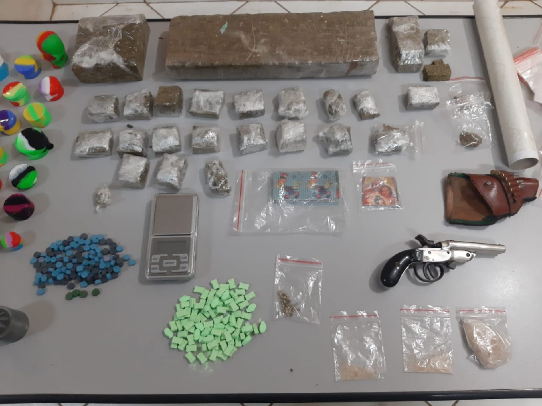 BARRETOS: Polícia prende homem com maconha, ecstasy, LSD e arma
