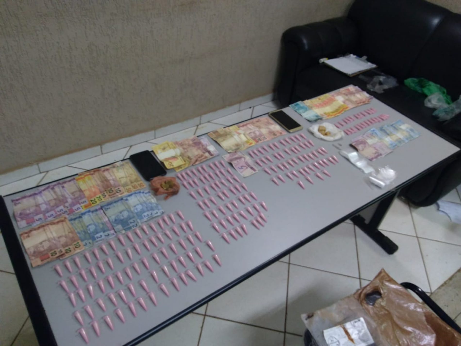BARRETOS: Operação da Polícia Militar apreende quatro menores, cocaína, crack, dinheiro e outros objetos