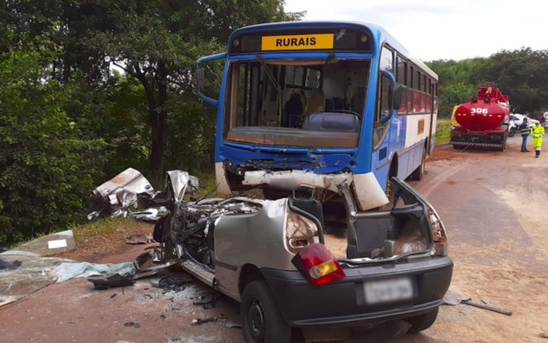 REGIÃO: Sete jovens morrem em acidente entre carro e ônibus