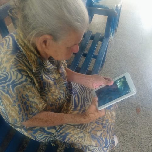 REGIÃO: Com idosos isolados, asilos recorrem a videochamadas