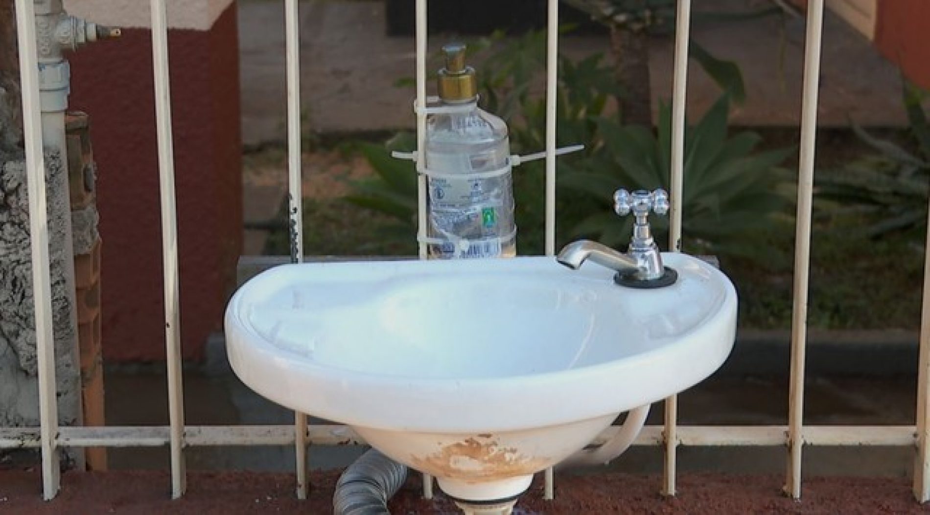 REGIÃO: Asilo instala pia na calçada para higiene de moradores em situação de rua