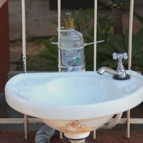 REGIÃO: Asilo instala pia na calçada para higiene de moradores em situação de rua