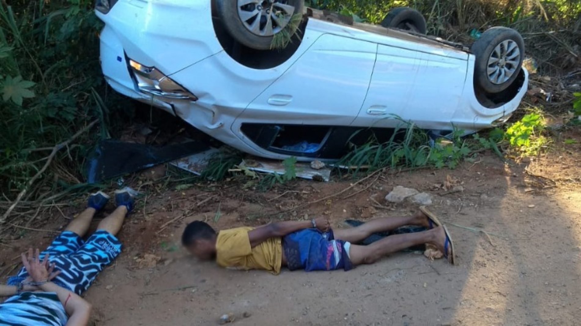 REGIÃO: Dupla suspeita de roubo é detida após capotar carro