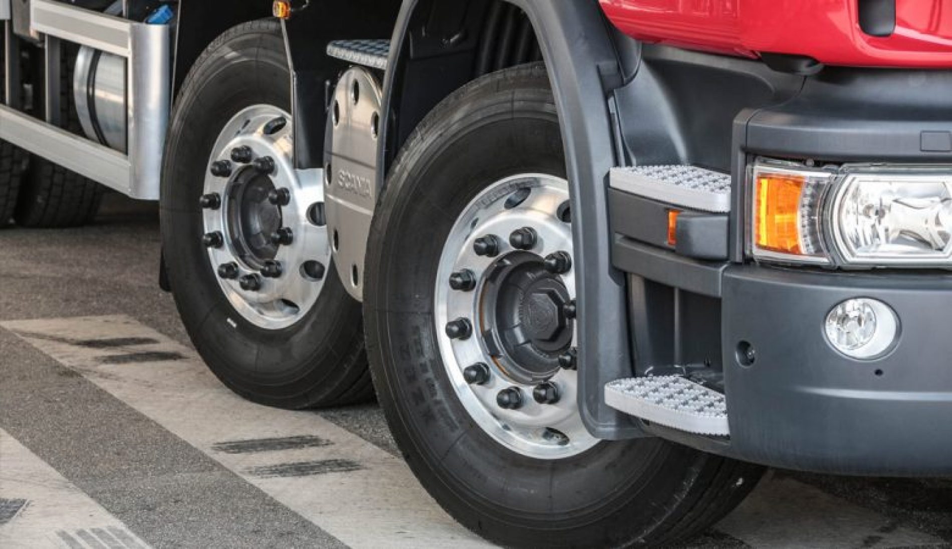 BARRETOS: Ladrões furtam pneu de caminhão Scania no Jardim Planalto