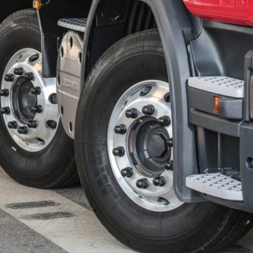 BARRETOS: Ladrões furtam pneu de caminhão Scania no Jardim Planalto