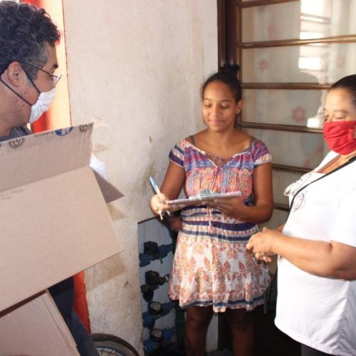 BARRETOS: Moradores do Luiz Spina recebem kits de máscaras e álcool em gel