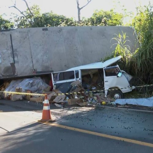 REGIÃO: Acidente com três veículos termina com duas mortes