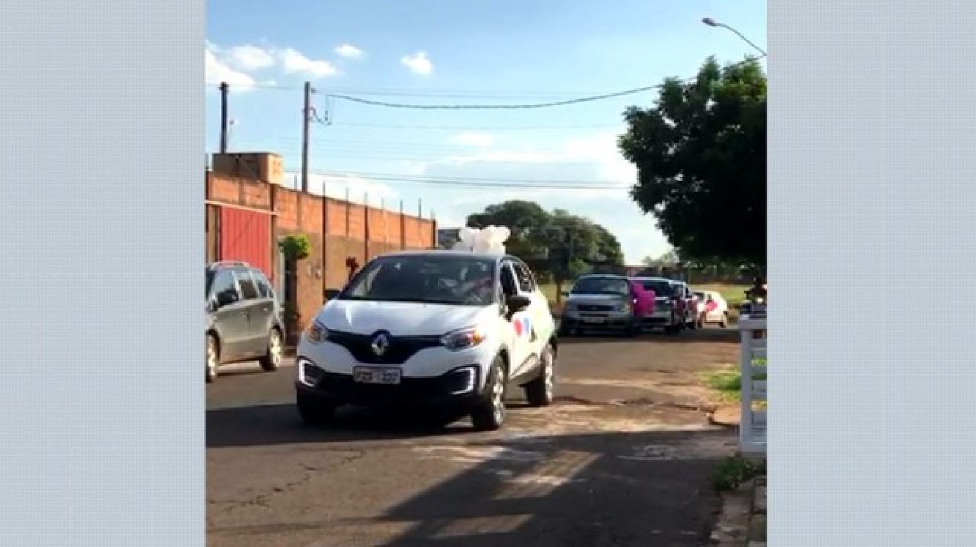 BEBEDOURO: Amigos surpreendem grávida com chá de bebê por ‘drive-thru’