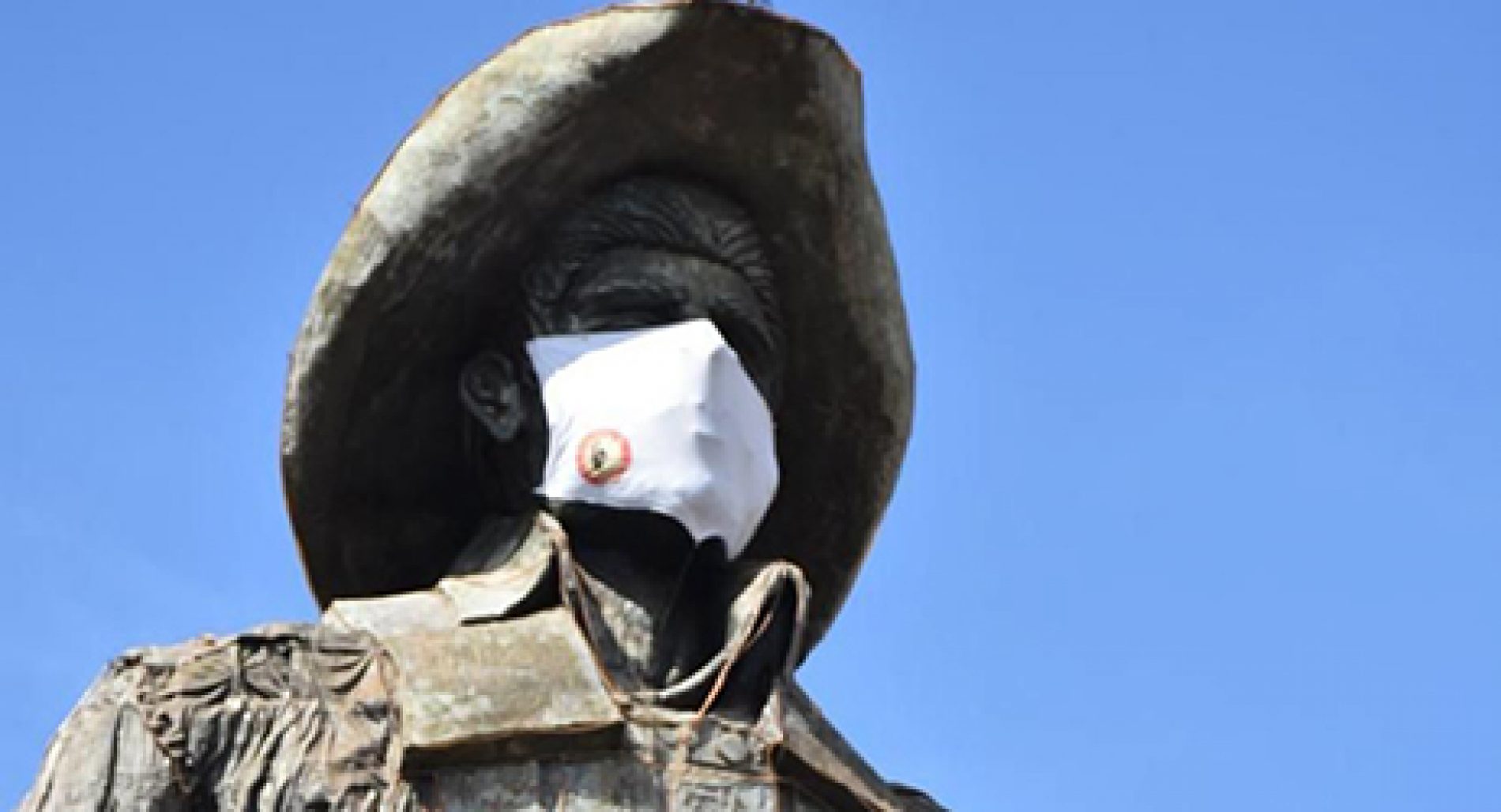 BARRETOS: Monumento do Parque do Peão ganha máscara para incentivar proteção contra coronavírus