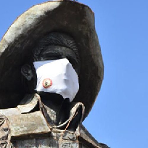BARRETOS: Monumento do Parque do Peão ganha máscara para incentivar proteção contra coronavírus