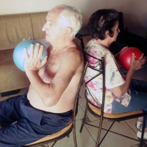 BEBEDOURO: Casal de aposentados treina todos os dias em casa durante o isolamento
