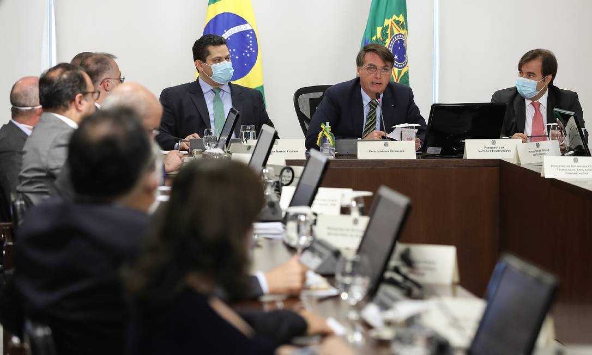 Em reunião com governadores, Maia e Alcolumbre, Bolsonaro pede apoio a congelamento salarial de servidores