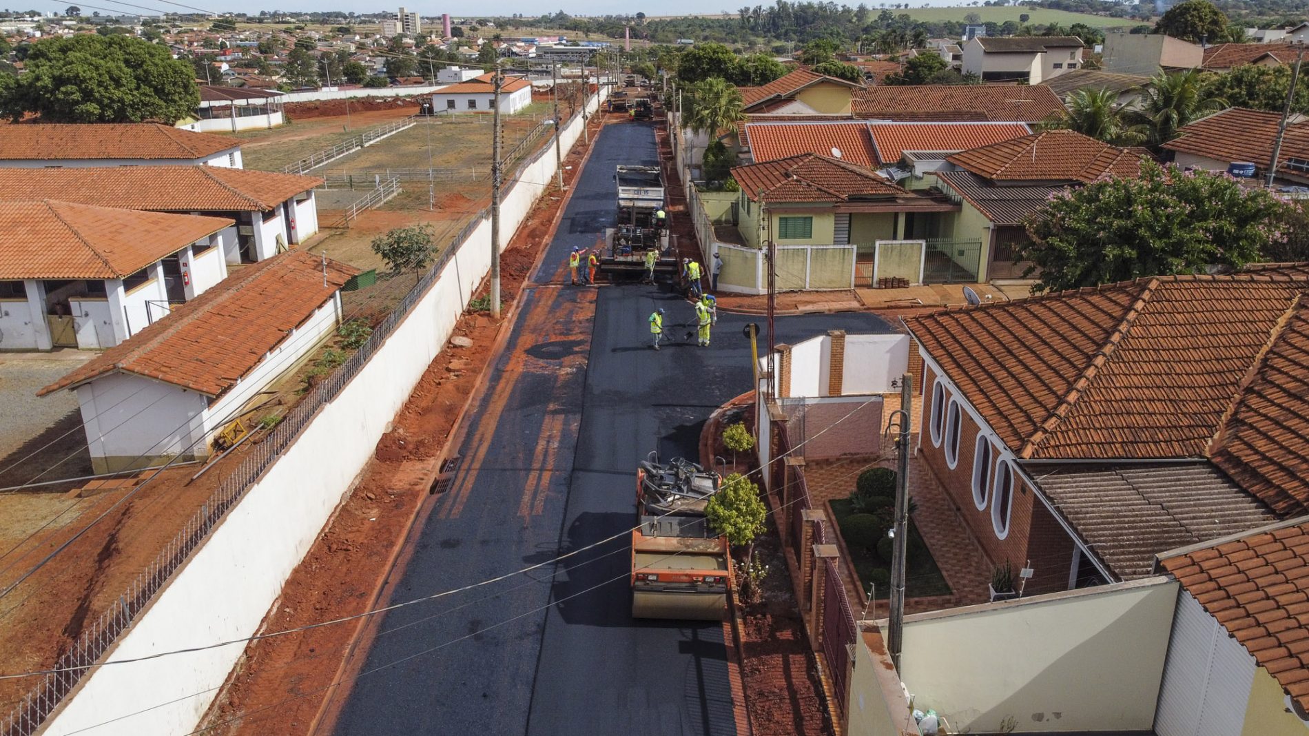 BARRETOS: Avenida 25 ganha capa asfáltica