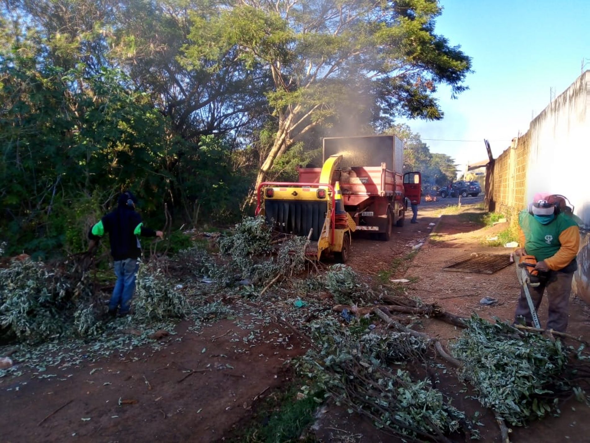 BARRETOS: Mutirão de limpeza na área verde próxima ao Zequinha Amêndola
