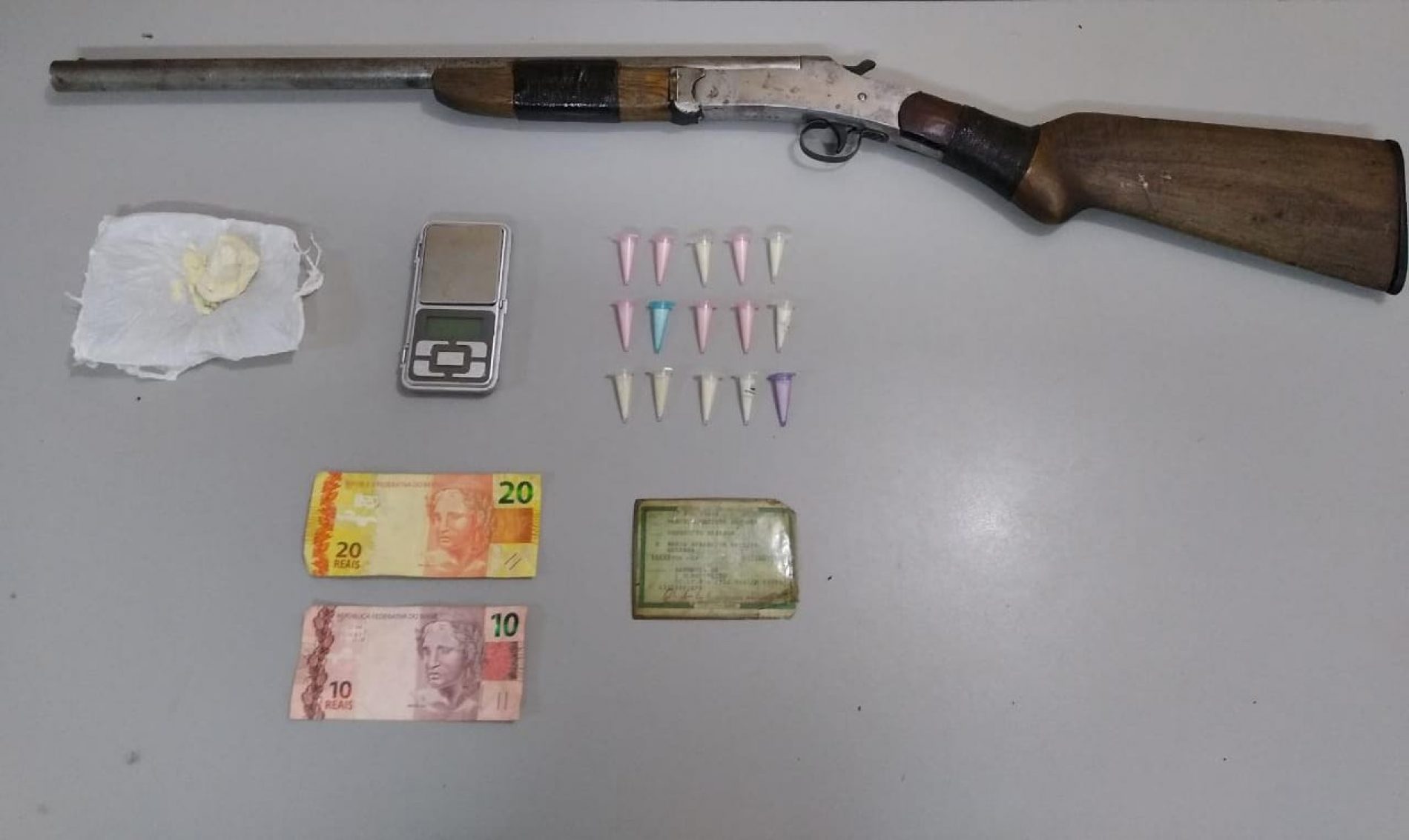 BARRETOS: Polícia prende indivíduo com cocaína, dinheiro e outros objetos relacionados ao tráfico no bairro Santana