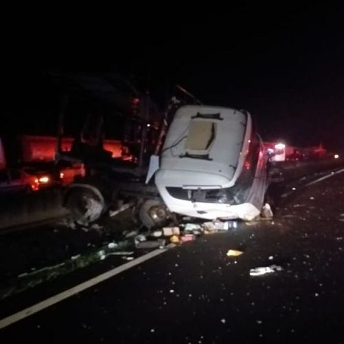 REGIÃO: Colisão entre caminhões deixa feridos