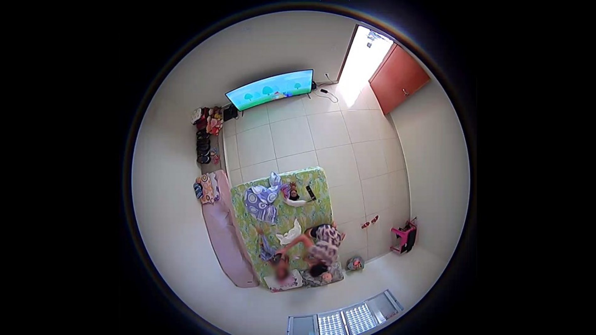REGIÃO: Câmera em quarto de criança flagra babá agredindo menina de 3 anos
