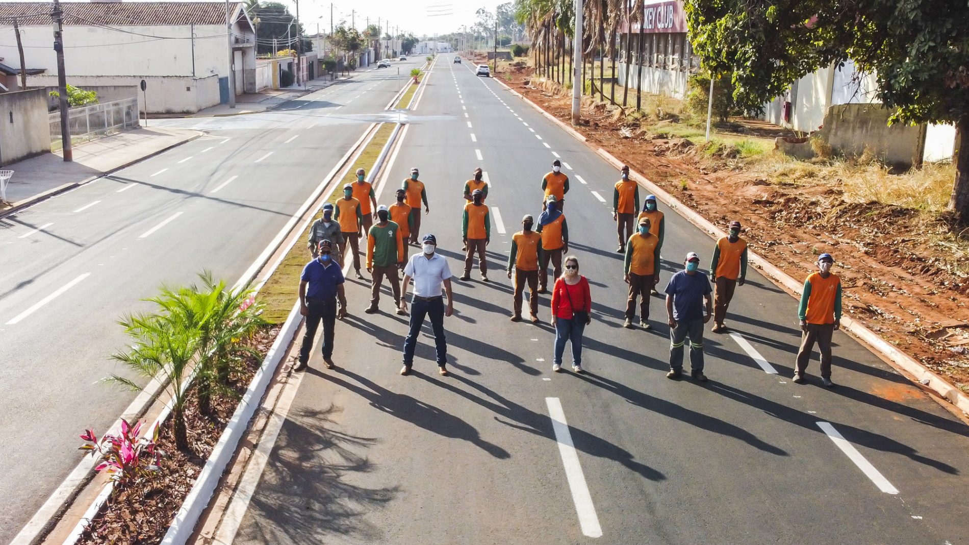 BARRETOS: Avenida Roberto Rios recebe plantio de árvores e ornamentação paisagística