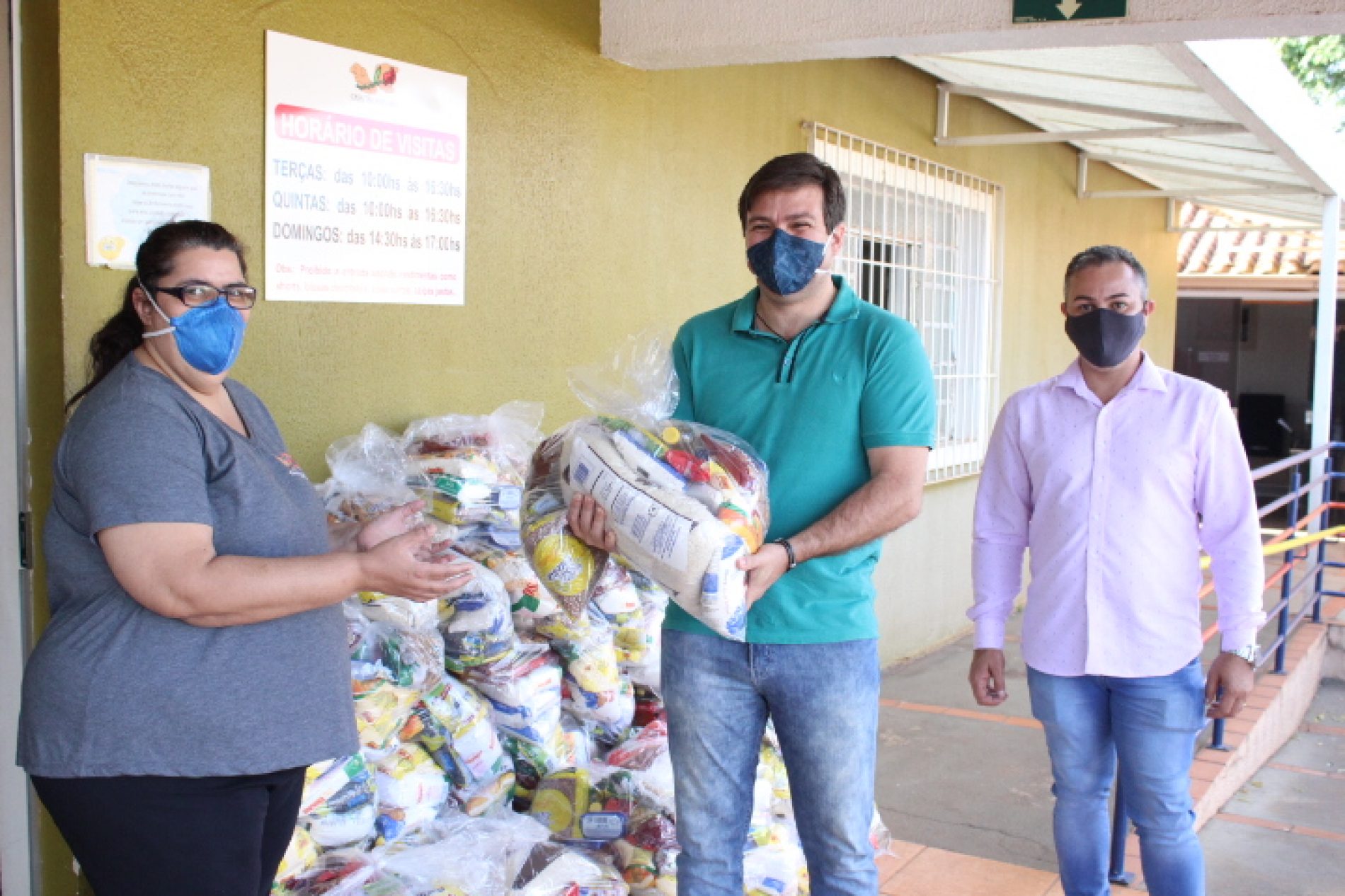BARRETOS: Casa Transitória André Luiz recebe cestas básicas da Prefeitura