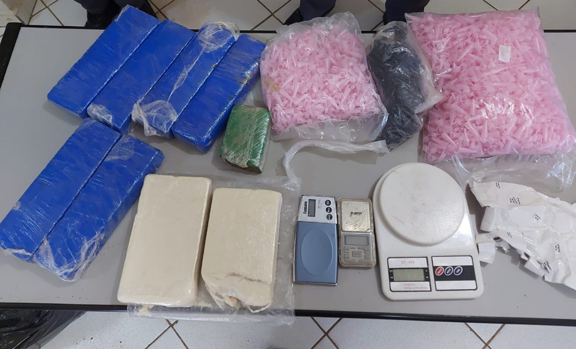 BARRETOS: Polícia apreende sete quilos de drogas, celulares, Tablets e milhares de pinos vazios