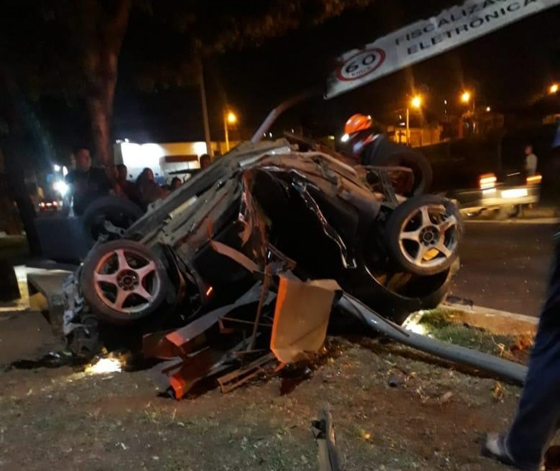 REGIÃO: Carro dobra ao meio após bater contra poste e árvore