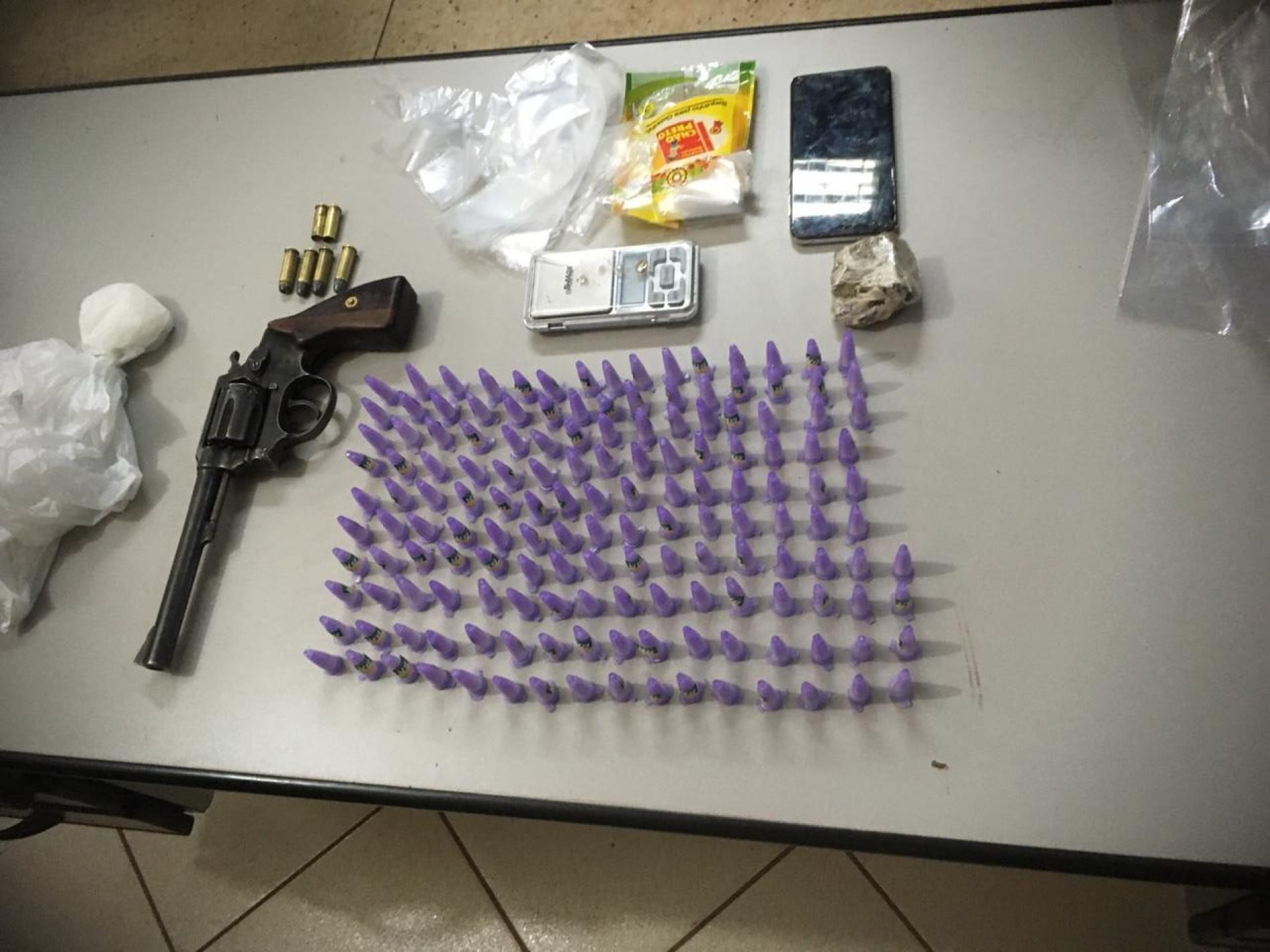 BARRETOS: Polícia prende dois e apreende arma, cocaína, e diversos objetos relacionados ao tráfico de drogas
