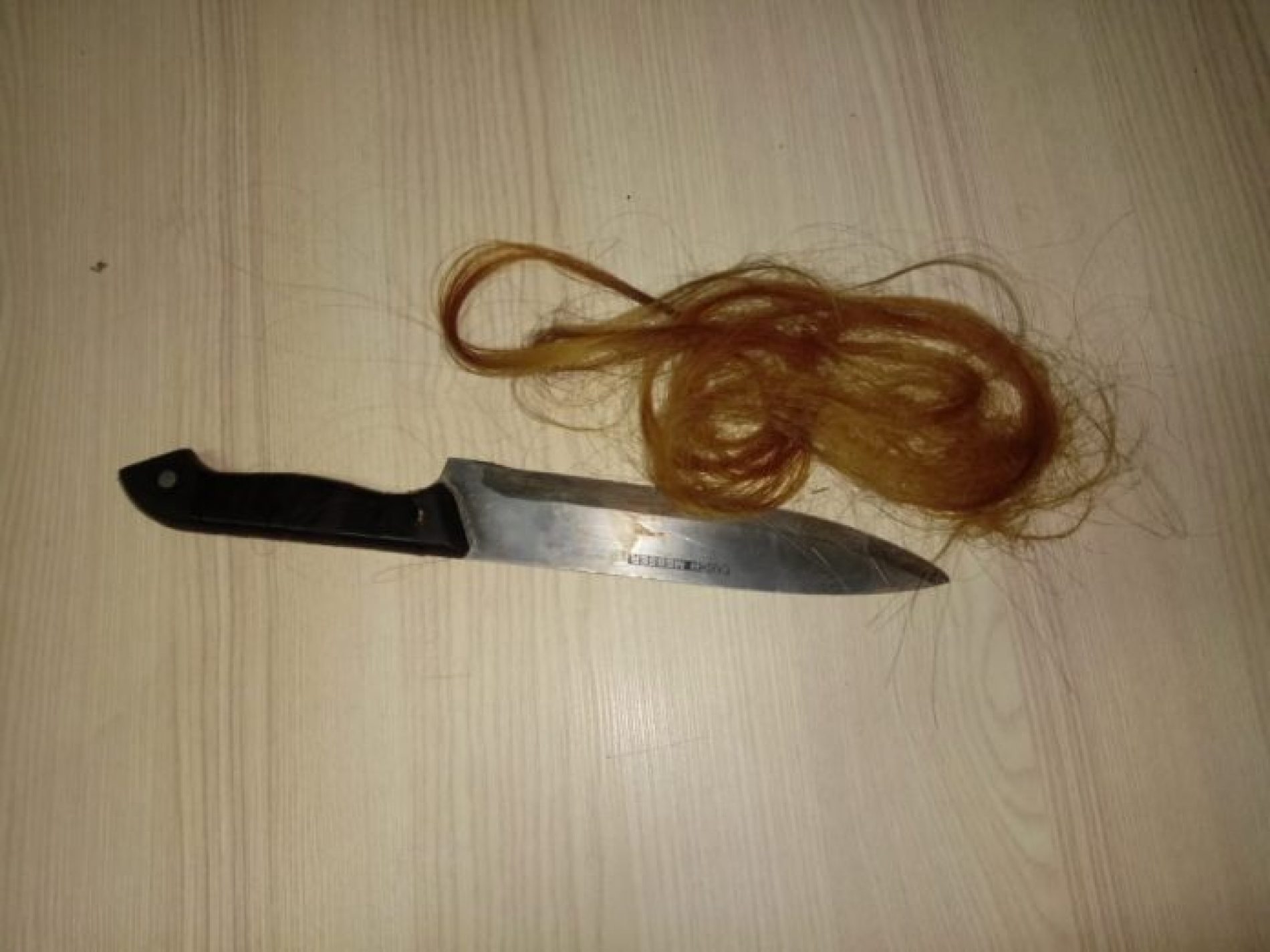 REGIÃO: Mulher esfaqueia o marido por ciúmes e arranca mecha de cabelo da rival