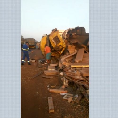 GUAÍRA: Dois ficam feridos em acidente com 2 caminhões e ônibus
