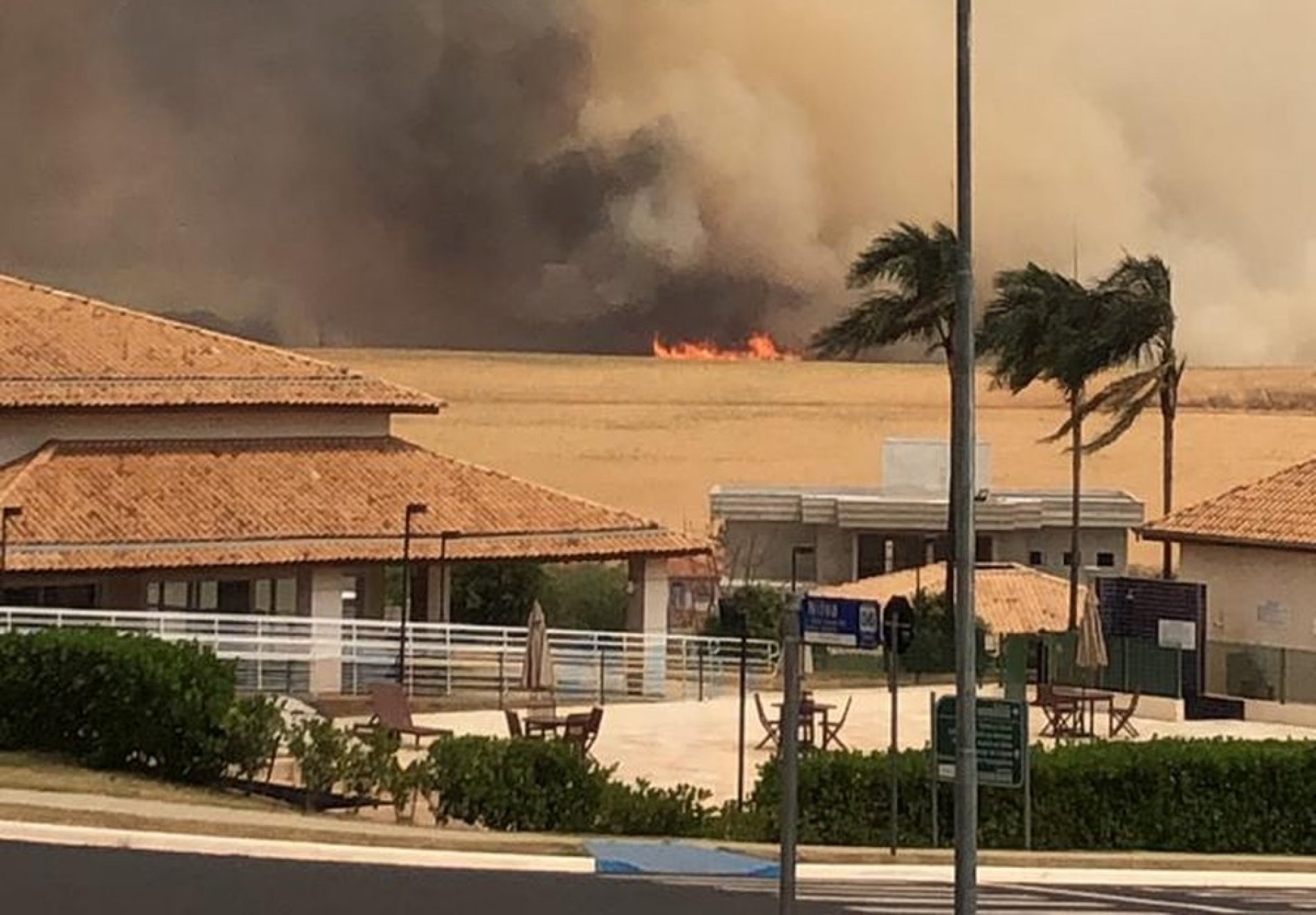 REGIÃO: Incêndio em área verde se aproxima de condomínios