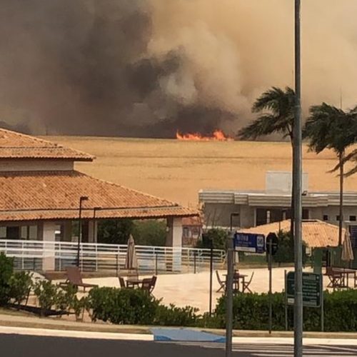 REGIÃO: Incêndio em área verde se aproxima de condomínios
