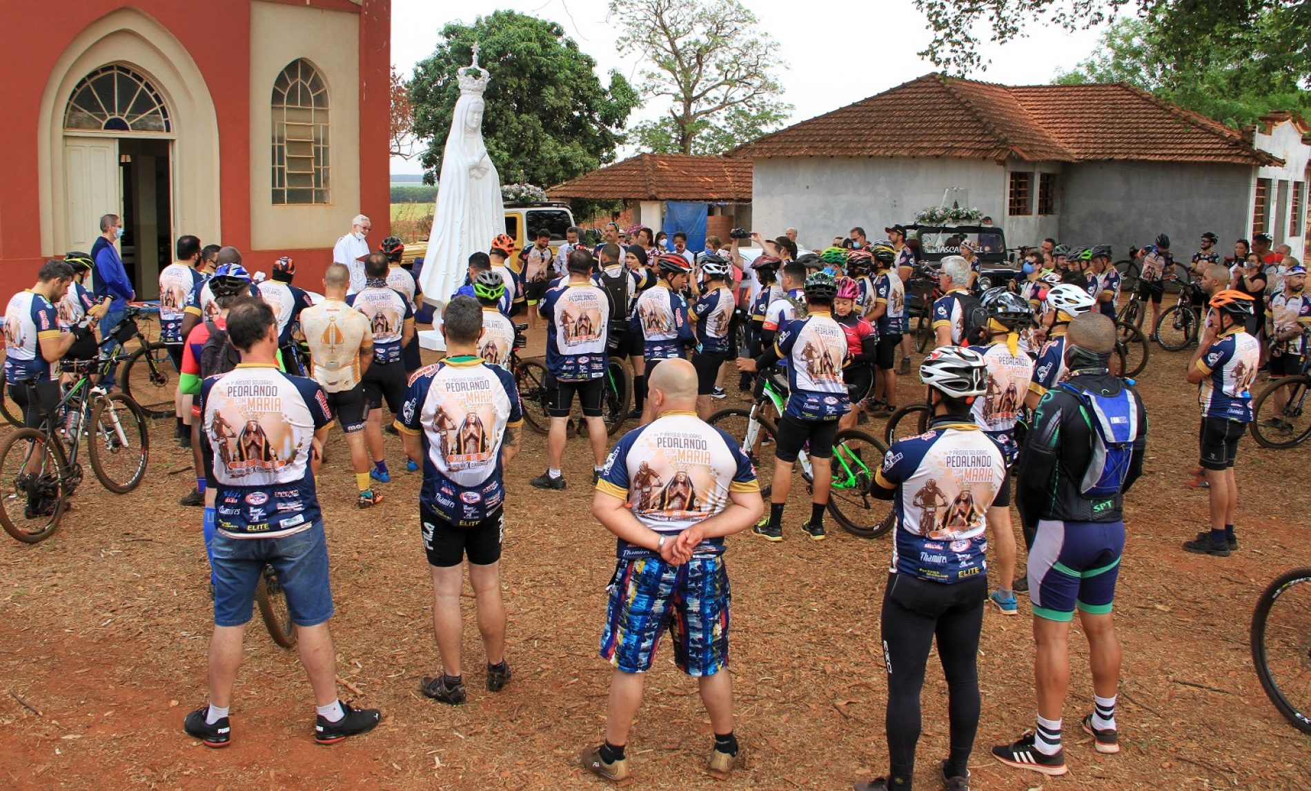 Devoção faz centenas de ciclistas de Barretos criarem ponto turístico religioso no distrito de Adolfo Pinto