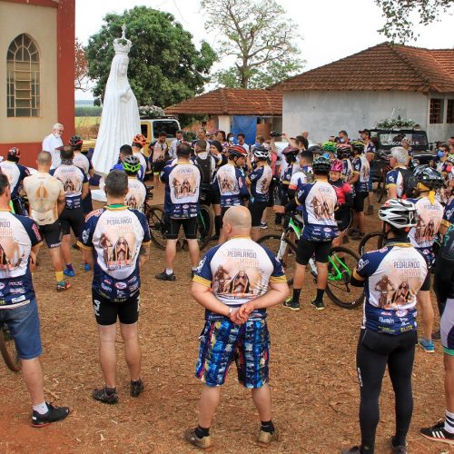 Devoção faz centenas de ciclistas de Barretos criarem ponto turístico religioso no distrito de Adolfo Pinto