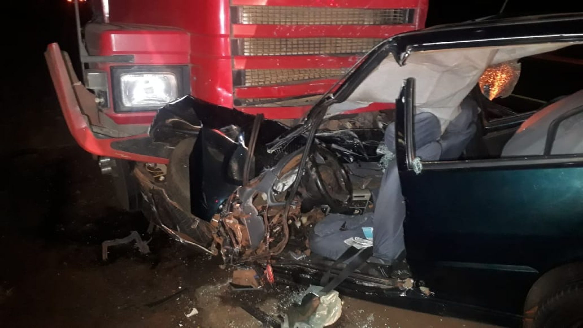 COLÔMBIA Ajudante de motorista morre após colidir carro contra Scania na Faria Lima