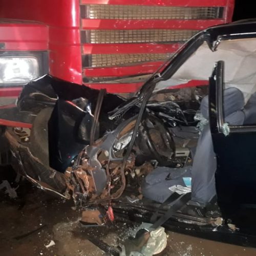 COLÔMBIA Ajudante de motorista morre após colidir carro contra Scania na Faria Lima