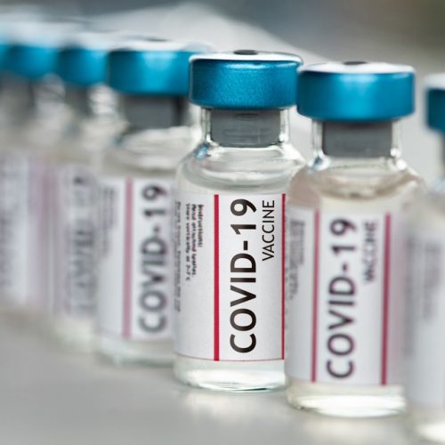 Testes com vacina de Covid-19 da Johnson & Johnson’s são pausados após doença de participante