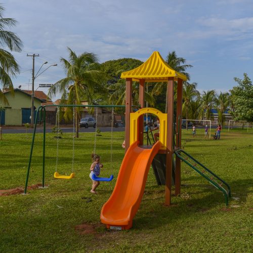 BARRETOS: Prefeitura instala playgrounds em praças e áreas públicas