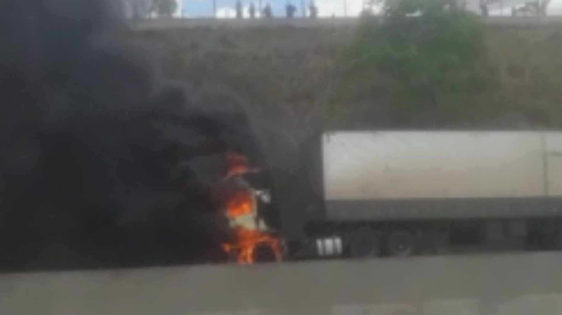 REGIÃO: Caminhão pega fogo e interdita faixas da rodovia Anhanguera