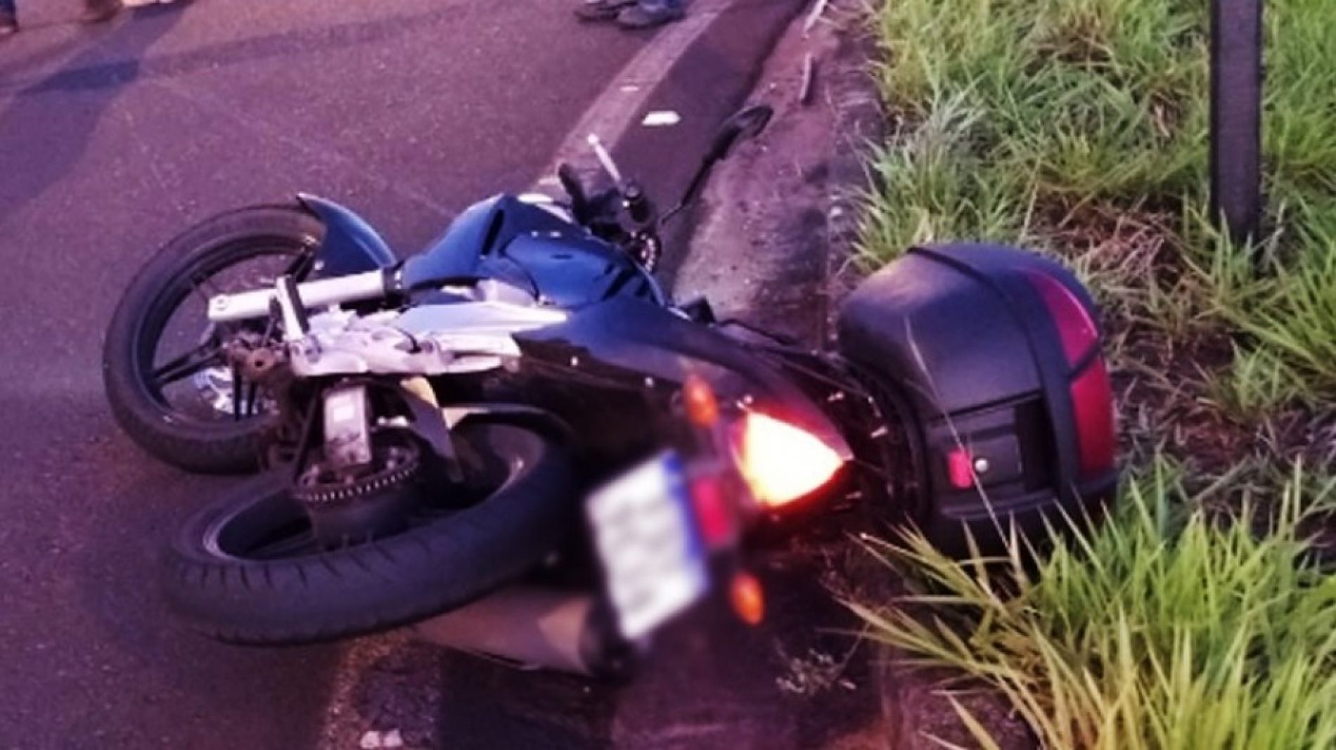 REGIÃO: Motociclista morre após bater de frente com ônibus