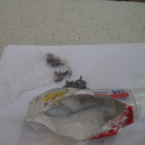REGIÃO: Mãe envia droga sintética em tubos de pasta de dente para filho preso