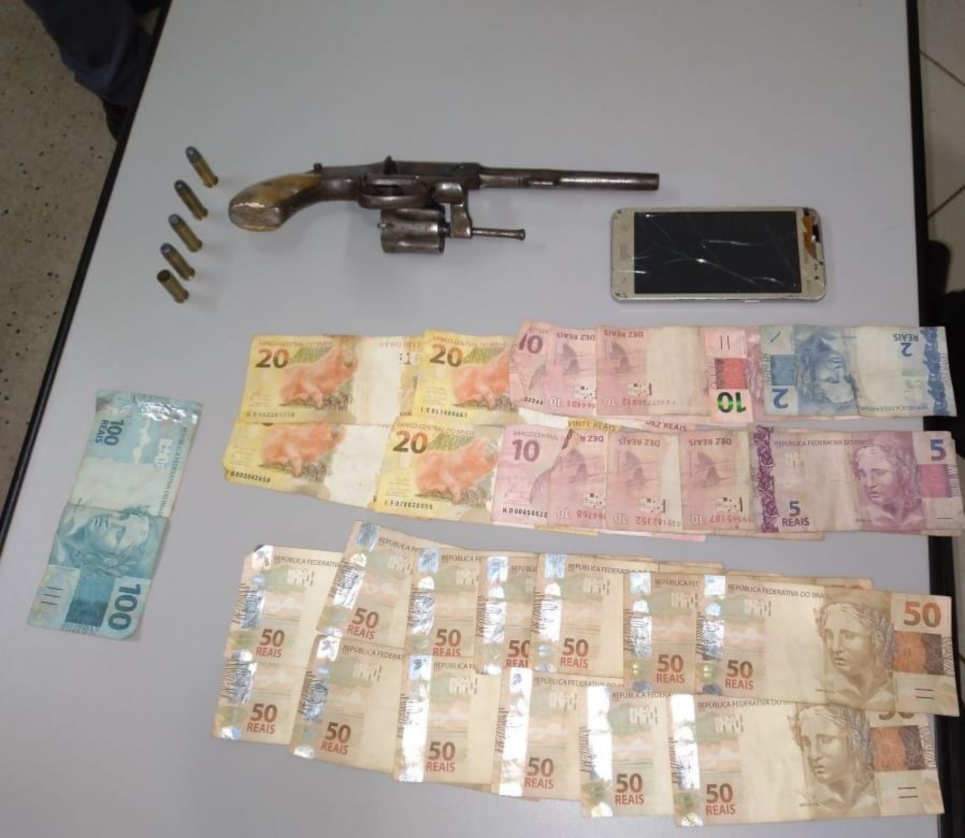 BARRETOS: Cozinheiro é preso com arma de fogo e dinheiro