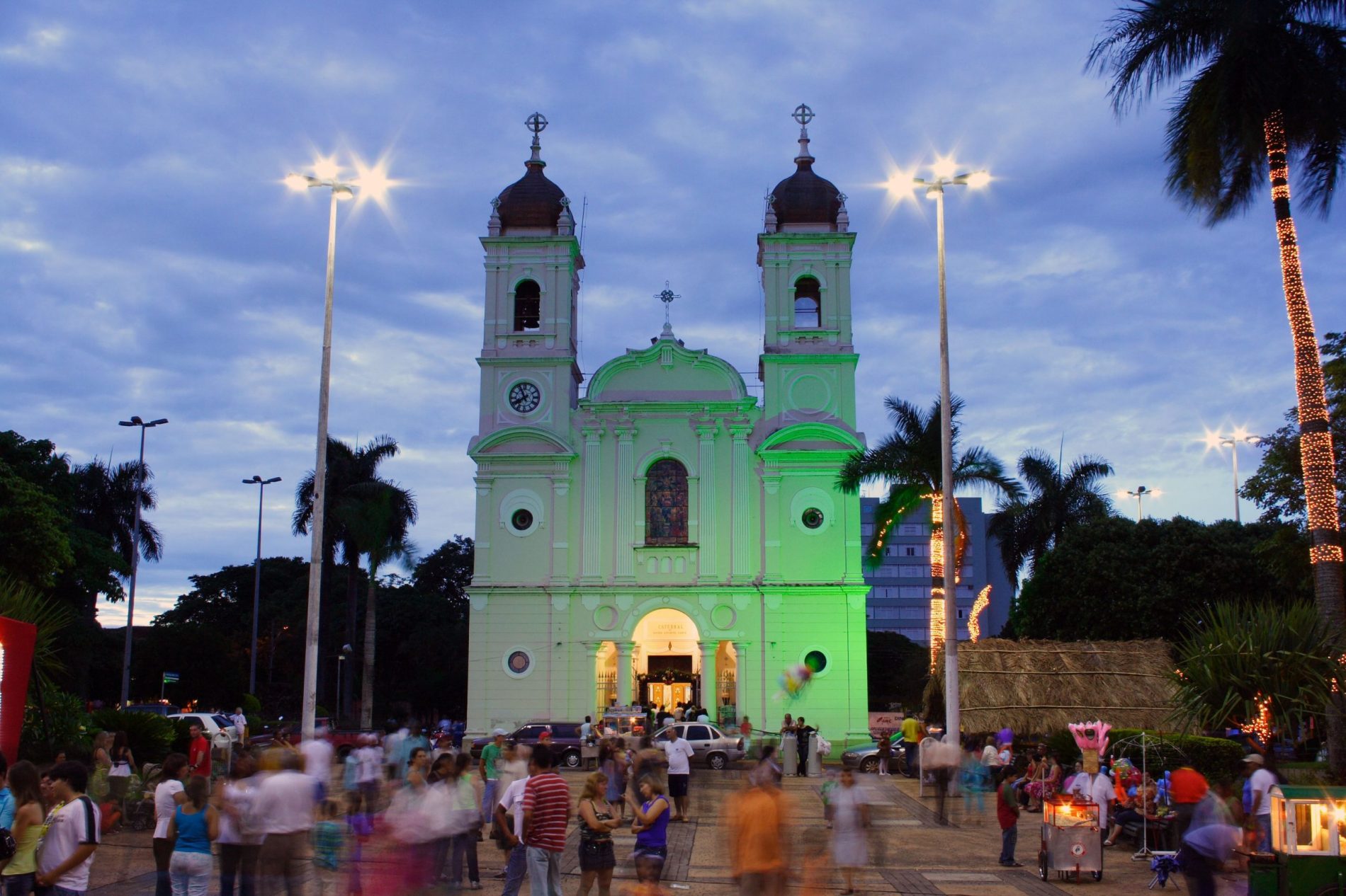 BARRETOS: Prefeitura dá início oficial ao espetáculo de luzes da Catedral
