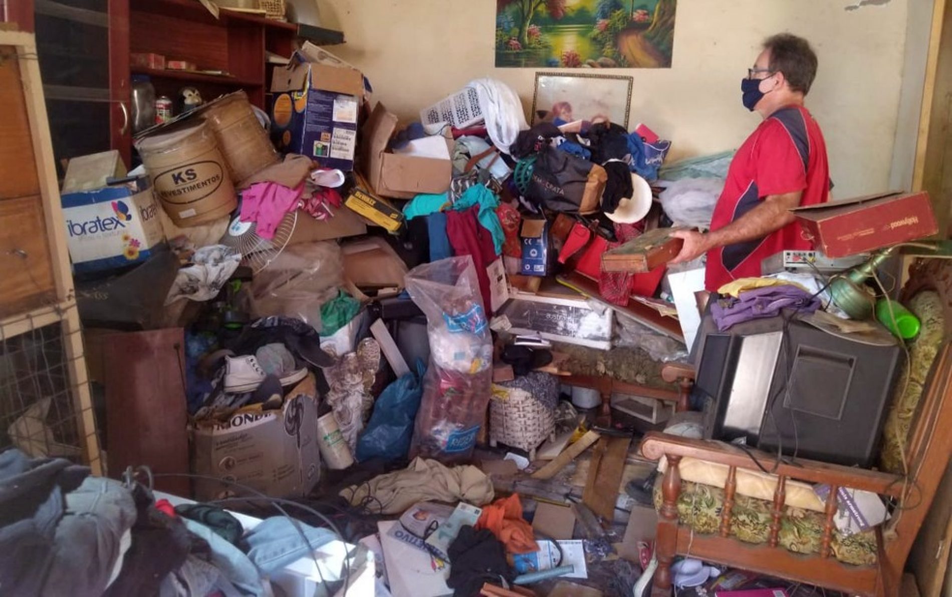 REGIÃO: Operação retira 15 toneladas de lixo guardado em casa durante 15 anos por mecânico