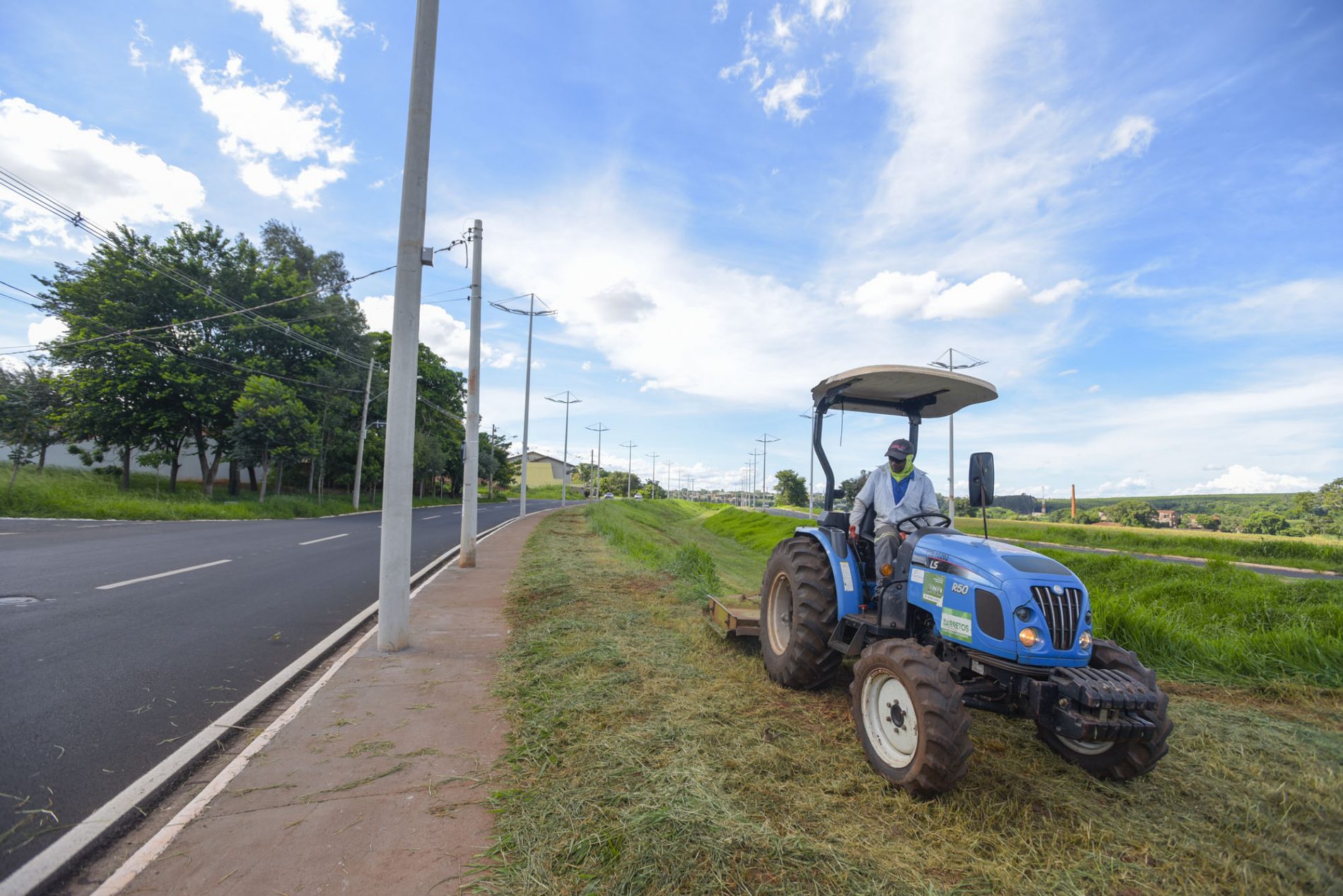 BARRETOS: Equipes da Secretaria de Agricultura e Meio Ambiente inicia trabalho de roçada em mais pontos e regiões de Barretos